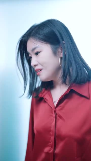 她与鸢尾同绽（31集）百万短剧抢先看