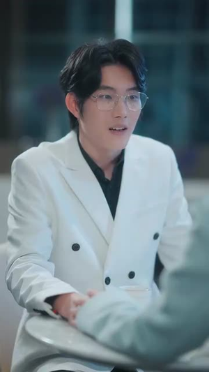 轻拥他的月亮（100集）最火爆的短剧