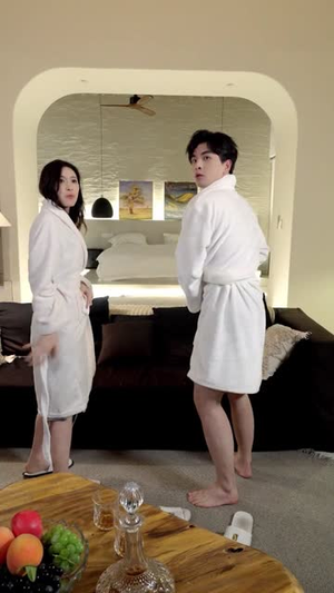 出狱后离婚,大小姐光芒万丈(62集) 出狱后离婚,大小姐光芒万丈(62集)网络小短剧