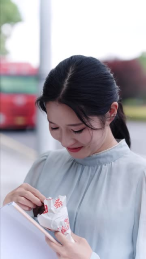 她弃我如敝履,我亮身份覆她江山(70集) 她弃我如敝履,我亮身份覆她江山(70集)免费全集短剧