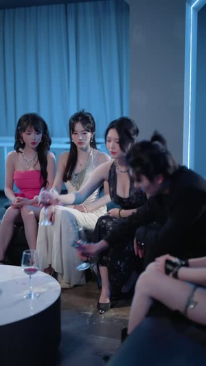 穿书秦洛日记,女主移情别恋(80集) 穿书秦洛日记,女主移情别恋(80集)观看软件