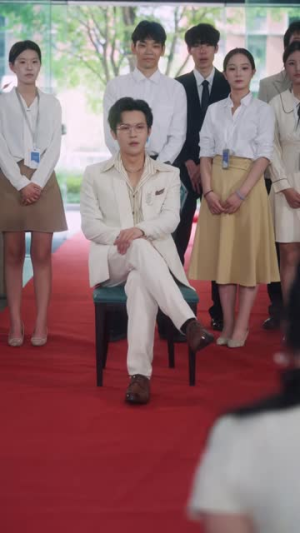 阴差阳错，双面赫总爱上我（84 集）绿茶女